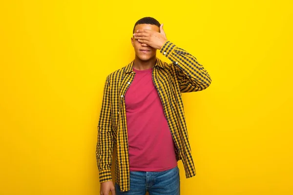 Giovane Afro Americano Sfondo Giallo Che Copre Gli Occhi Mano — Foto Stock