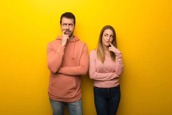 Gruppe Von Zwei Personen Auf Gelbem Hintergrund Die Beim Nachschauen — Stockfoto