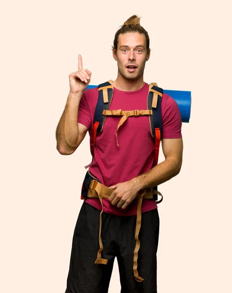 Hiker Man Mountain Backpacker Thinking Idea Pointing Finger Isolated Background — Stock Photo, Image