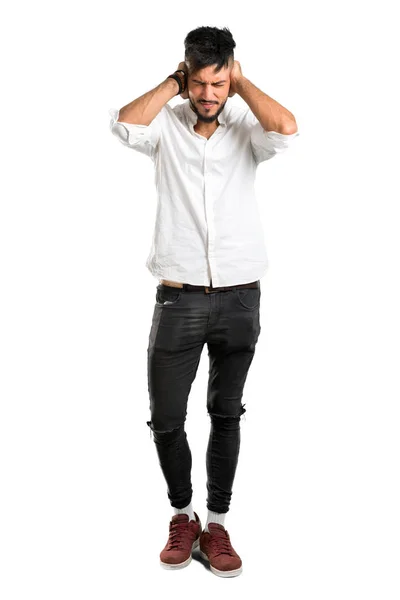 Plano Completo Joven Árabe Con Camisa Blanca Cubriendo Ambas Orejas —  Fotos de Stock
