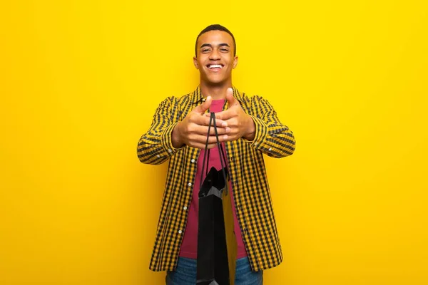 Junger Afroamerikanischer Mann Auf Gelbem Hintergrund Mit Einer Menge Einkaufstüten — Stockfoto