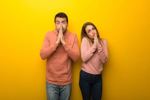 Gruppe Von Zwei Personen Auf Gelbem Hintergrund Hält Palme Zusammen — Stockfoto