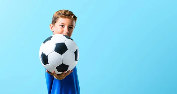 Jongen Voetballen Tegen Blauwe Achtergrond — Stockfoto