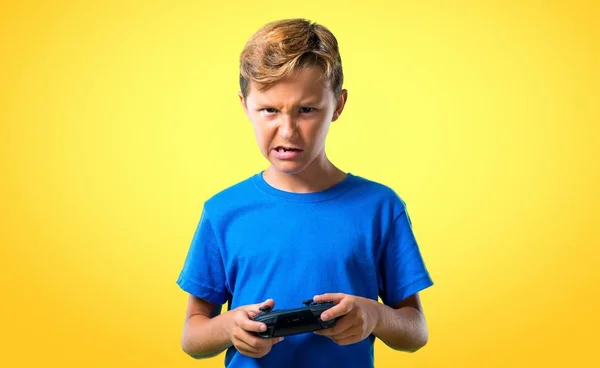 Ragazzo Frustrato Che Gioca Console Sfondo Giallo — Foto Stock