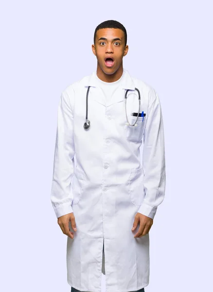 驚きとショックを受けた表情分離背景に若いアフロ アメリカ人医師 — ストック写真