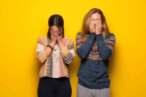 疲れや病気の表現と黄色の背景でヒッピーのカップル — ストック写真