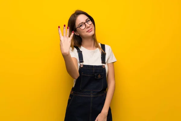 Mujer Sobre Pared Amarilla Feliz Contando Cuatro Con Los Dedos —  Fotos de Stock