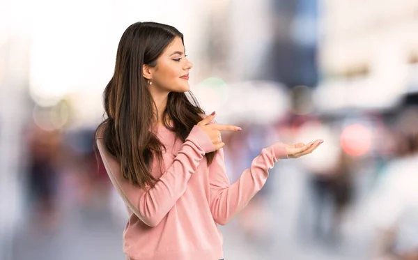 Tiener Meisje Met Roze Shirt Copyspace Imaginaire Houden Palm Aan — Stockfoto