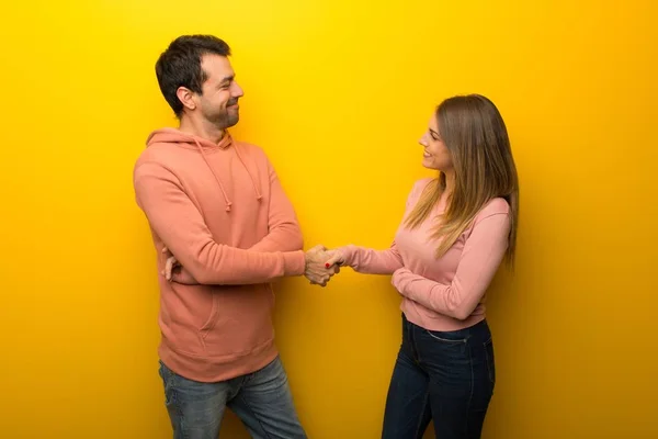 Grupp Två Människor Gul Bakgrund Handskakning Efter Bra Affär — Stockfoto