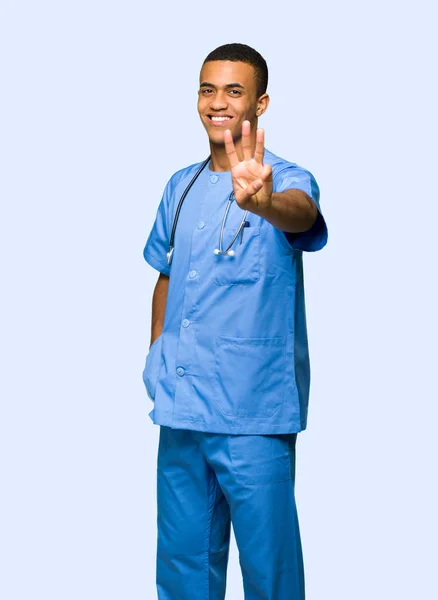 Lekarz Chirurg Człowiek Szczęśliwy Liczenia Trzy Palce Białym Tle — Zdjęcie stockowe