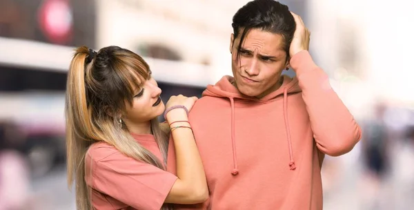 Young Couple Having Doubts While Scratching Head City — Stock Photo, Image