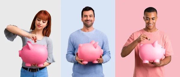 Grupp Tre Vänner Håller Stor Piggybank — Stockfoto