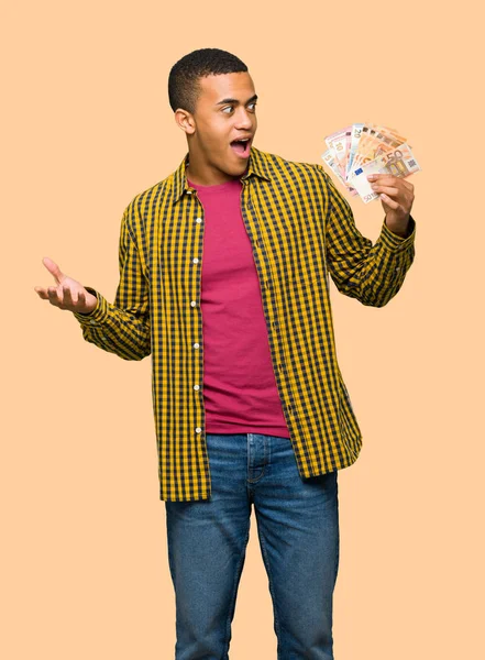 Junger Afroamerikanischer Mann Nimmt Eine Menge Geld Auf Isoliertem Hintergrund — Stockfoto