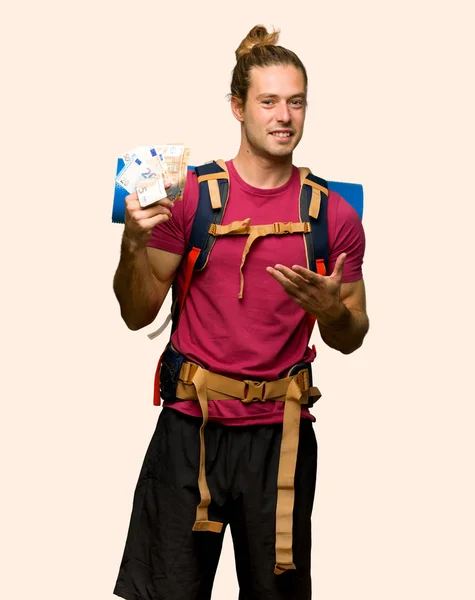 Caminhante Homem Com Mochileiro Montanha Tendo Monte Dinheiro Fundo Isolado — Fotografia de Stock