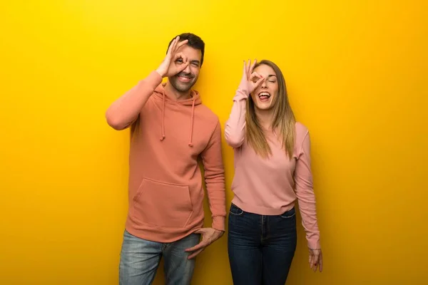 Gruppo Due Persone Sfondo Giallo Rende Divertente Folle Emozione Viso — Foto Stock