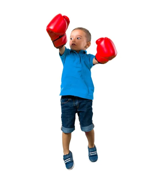 Μικρό Παιδί Γάντια Του Μποξ Και Πηδώντας Απομονωμένες Άσπρο Φόντο — Φωτογραφία Αρχείου