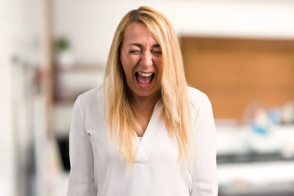 Mujer Rubia Mediana Edad Con Camisa Blanca Gritando Frente Con —  Fotos de Stock