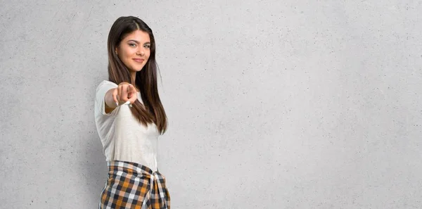 Teenager Mädchen Mit Hemd Der Taille Gebunden Zeigt Mit Dem — Stockfoto