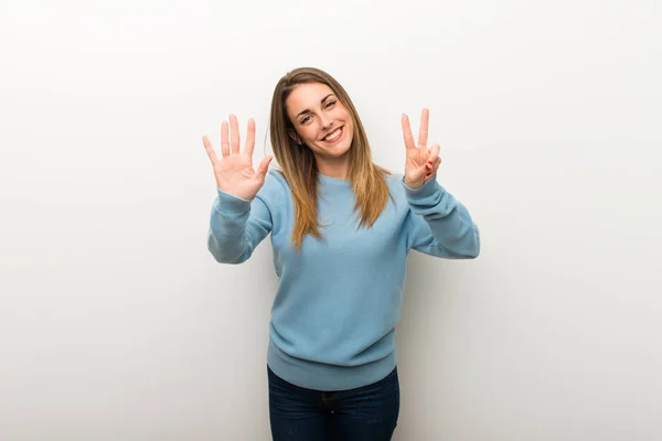 Mujer Rubia Sobre Fondo Blanco Aislado Contando Siete Con Los — Foto de Stock