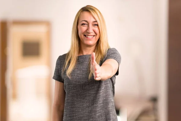 Mujer Rubia Mediana Edad Con Vestido Gris Estrechando Las Manos — Foto de Stock