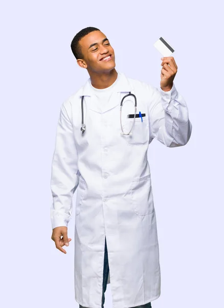 Młodzieniec Afro Amerykański Lekarz Posiadający Karty Kredytowej Myśli Białym Tle — Zdjęcie stockowe