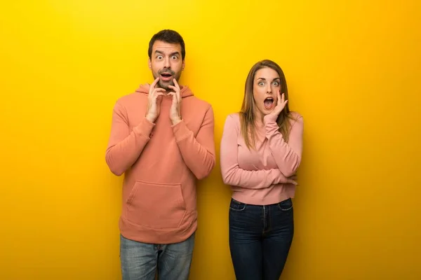 Gruppe Von Zwei Personen Auf Gelbem Hintergrund Überrascht Und Schockiert — Stockfoto
