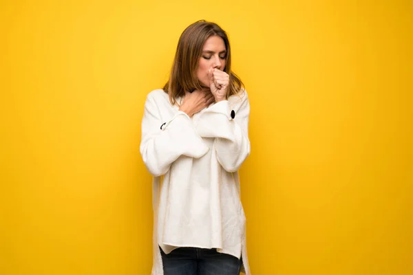 Blonde Frau Über Gelbe Wand Leidet Unter Husten Und Fühlt — Stockfoto