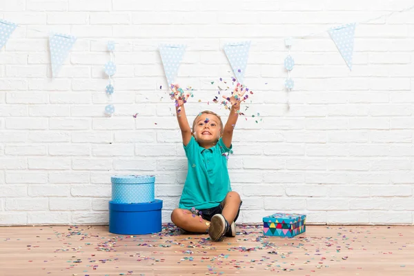 Garçon Fête Son Anniversaire Avec Des Confettis Dans Une Fête — Photo