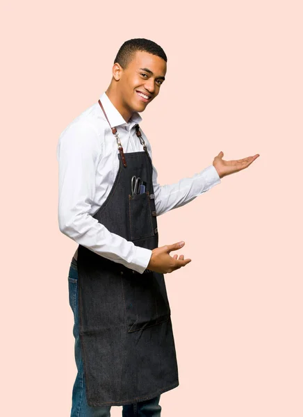 Jovem Barbeiro Afro Americano Apontando Para Trás Apresentando Produto Fundo — Fotografia de Stock