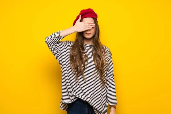 Mädchen Mit Französischem Stil Über Einer Gelben Wand Die Die — Stockfoto