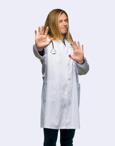 Доктор Людина Трохи Нервує Боїться Розтягувати Руки Передній План Ізольованому — стокове фото