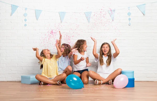 Groep Vrienden Een Verjaardagspartij Spelen Met Confetti — Stockfoto