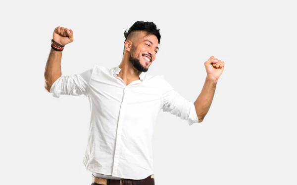 Joven Árabe Con Camisa Blanca Escuchando Música Bailando Sobre Fondo — Foto de Stock