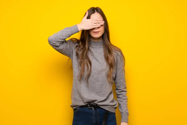 Mujer Joven Sobre Pared Amarilla Cubriendo Los Ojos Con Las —  Fotos de Stock