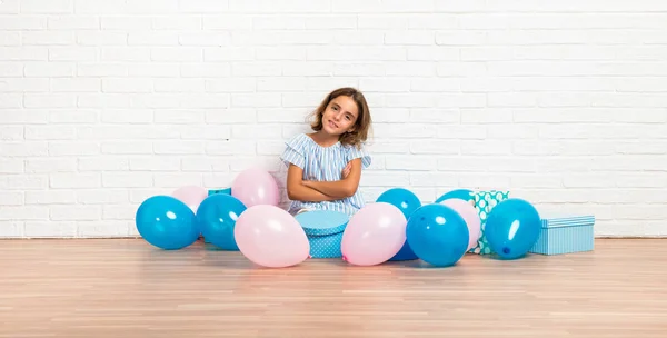 Niña Una Fiesta Cumpleaños Con Los Brazos Cruzados —  Fotos de Stock