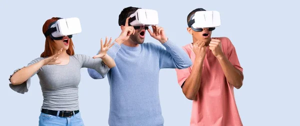 Grupo Três Amigos Usando Óculos Experiência Realidade Virtual — Fotografia de Stock