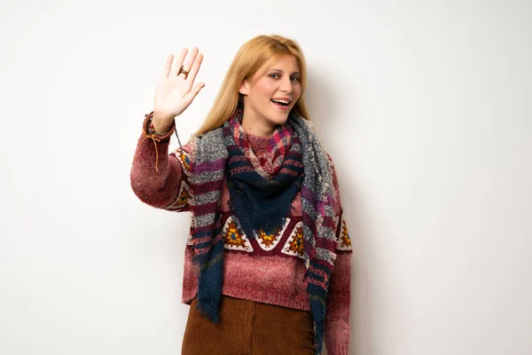 Hippie Kvinna Över Vit Vägg Salutera Med Hand Med Glad — Stockfoto