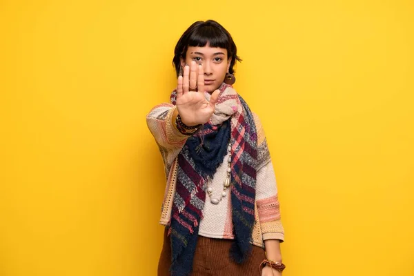 Joven Hippie Mujer Sobre Pared Amarilla Haciendo Stop Gesture Negando —  Fotos de Stock