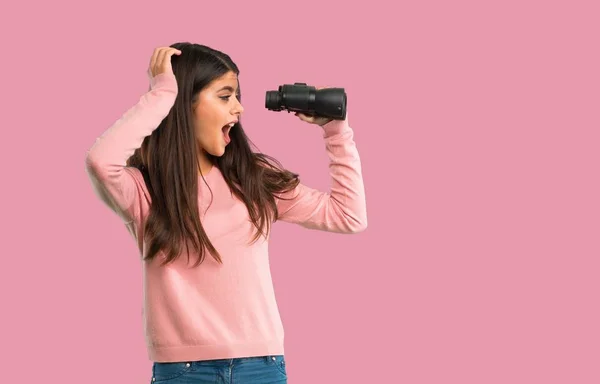 Dospívající Dívka Růžovou Košili Dálce Při Pohledu Dalekohledem Izolované Růžové — Stock fotografie