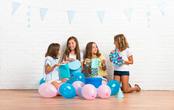 Groep Vrienden Een Verjaardagspartij Geschenken Openen — Stockfoto