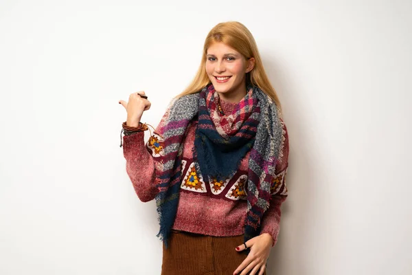 Hippie Kvinna Över Vita Väggen Pekar Till Sida Att Presentera — Stockfoto