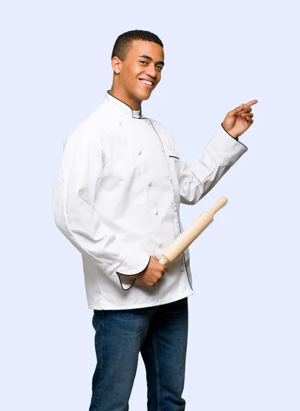 Junger Afroamerikanischer Koch Zeigt Mit Dem Finger Zur Seite Seitenlage — Stockfoto