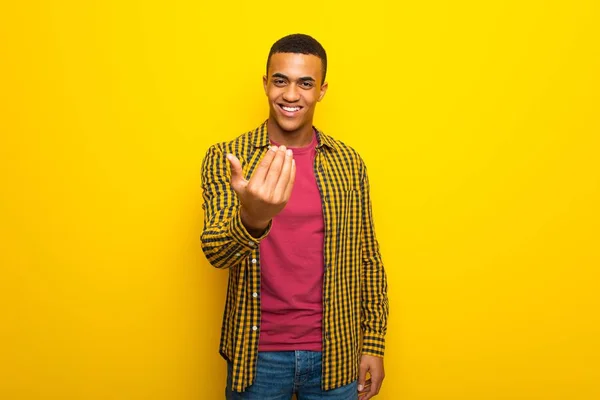 Giovane Afro Americano Sfondo Giallo Invitante Venire Con Mano Felice — Foto Stock