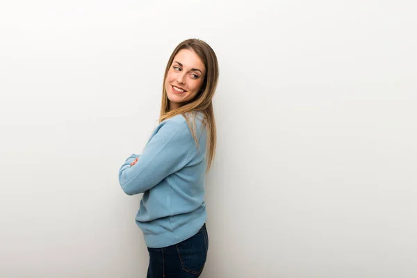 Donna Bionda Sfondo Bianco Isolato Guardando Sopra Spalla Con Sorriso — Foto Stock