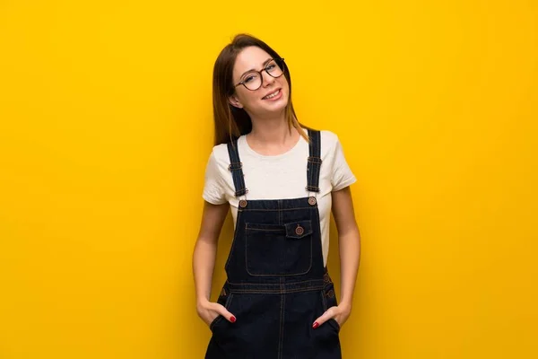 Vrouw Gele Muur Lachen Zoek Naar Voren — Stockfoto