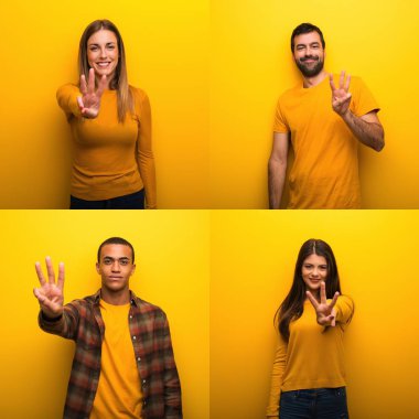 Bir grup insan mutlu ve parmaklarıyla üçe kadar sayıyor.