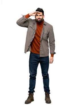 Bir şey izole beyaz arka plan üzerinde bakmak için yakışıklı adamın sakal uzakta el ile seyir ile tam uzunlukta atış