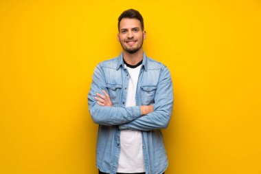 Sarı duvar ön konumda geçti silah tutmak yakışıklı adam