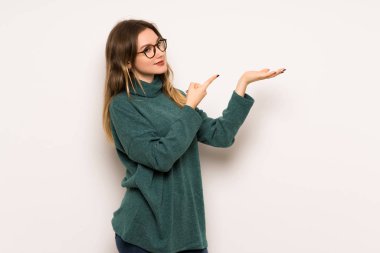 Beyaz duvar boşaltmak hayali avuç içinde tutan genç kız bir reklam eklemek için