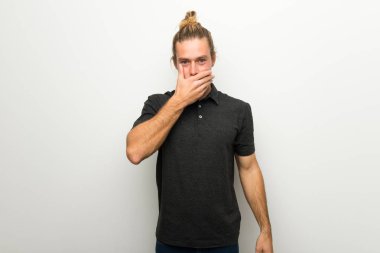 Beyaz duvar ağız uygunsuz bir şey söylediğin için el ile kaplama üzerinde uzun saçlı sarışın adam